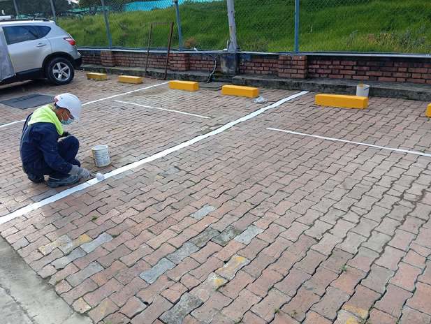 Demarcación de parqueaderos y accesos