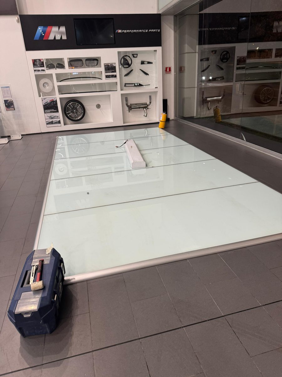 Piso de vidrio para sala de ventas — concesionario